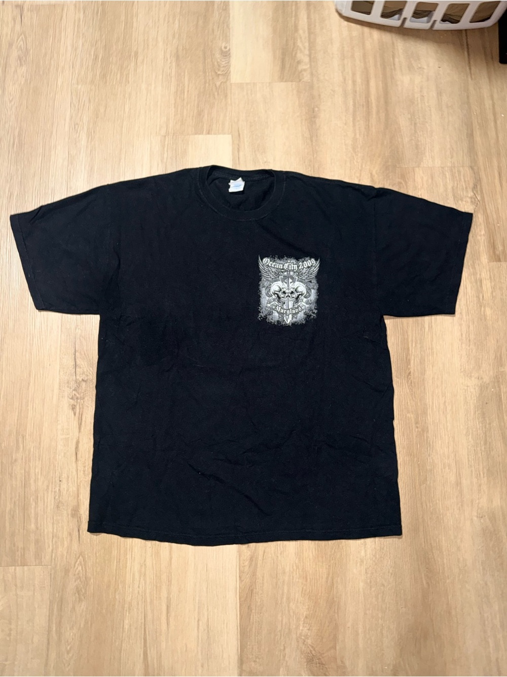 Men's Black Short-Sleeve Graphic Tee with Skull Crest